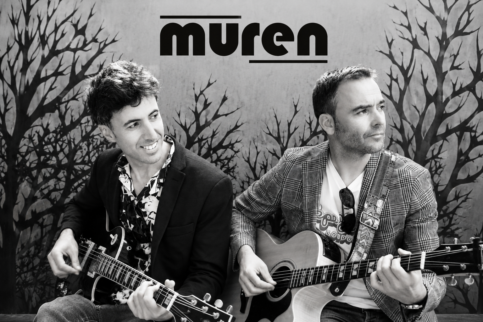 Composición en blanco y negro de los dos integrantes de MUREN con el logotipo
